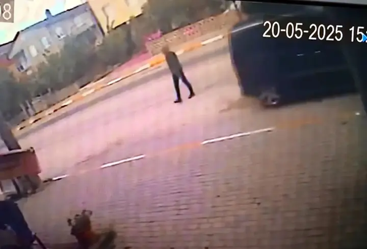Tekirdağ'da hafif ticari aracın çaptığı yaya yaralandı; kaza kamerada