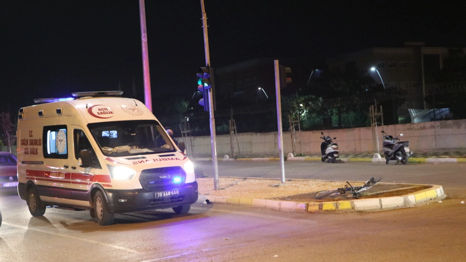 Kilis'te otomobilin çarptığı bisikletli genç ağır yaralandı