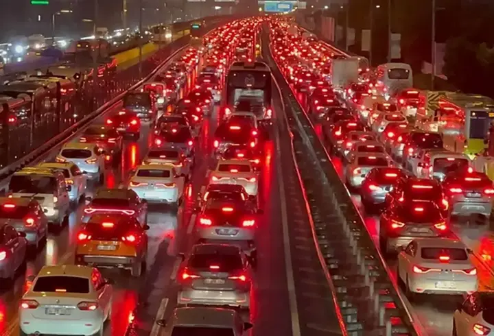 SON DAKİKA HABERİ: İstanbul'da trafik yoğunluğu yüzde 89'a çıktı