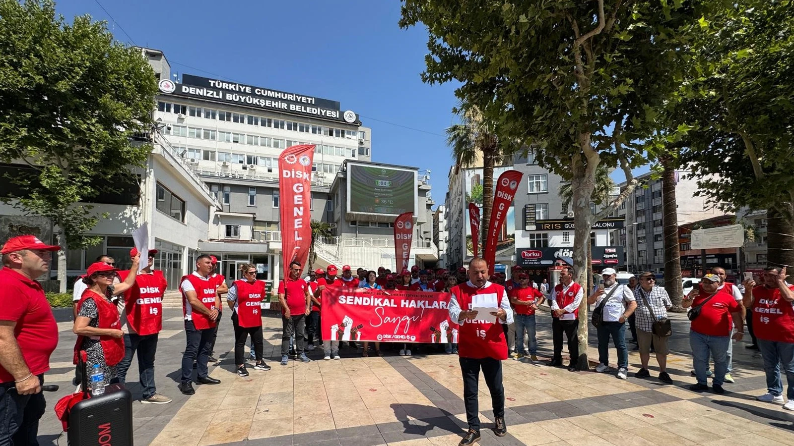 Mobbing mağduru işçiler Denizli Büyükşehir Belediyesinin kapısına dayandı