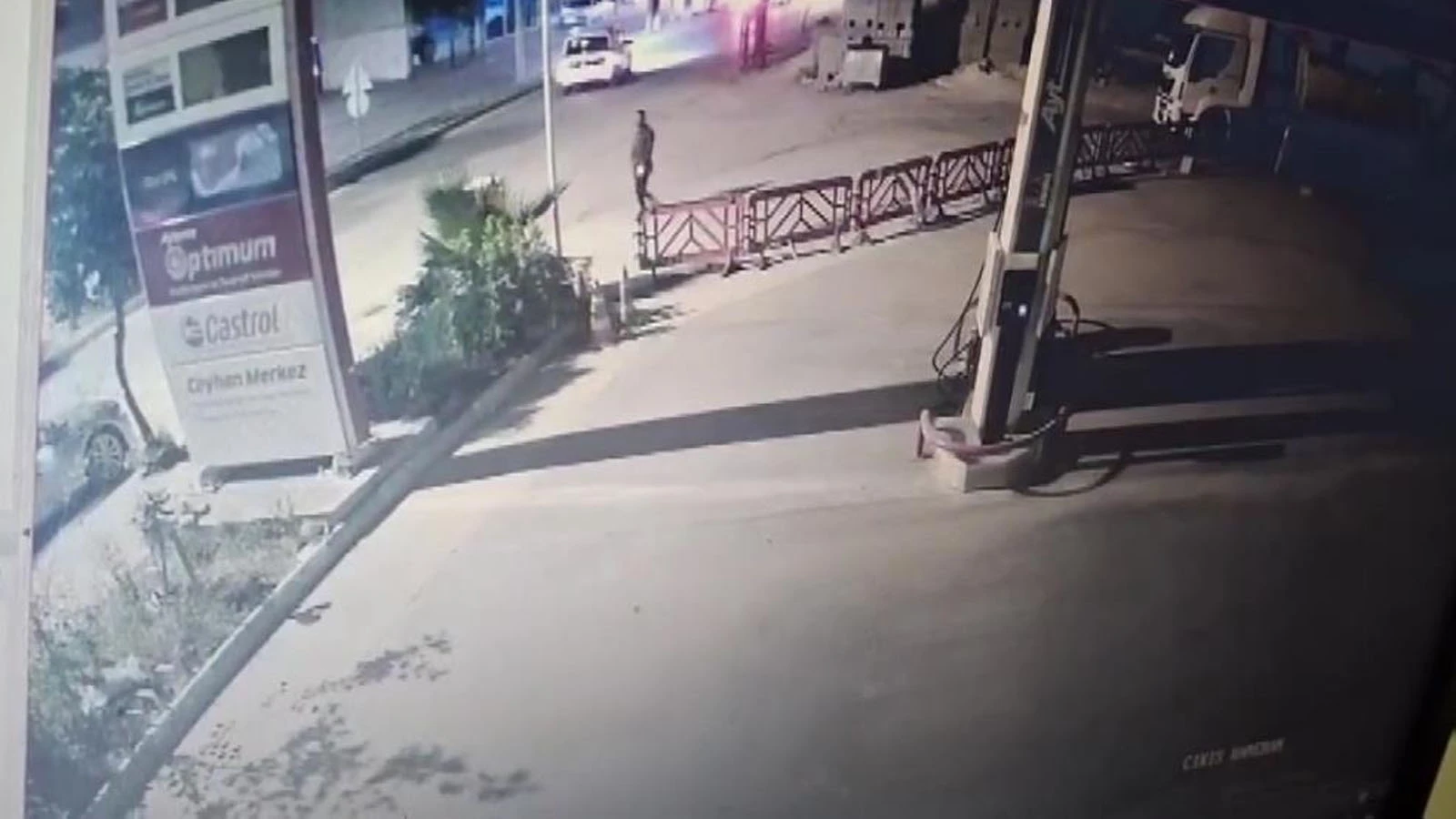 Sokakta karşılaştığı eski kocasını tabancayla ayağından vurdu