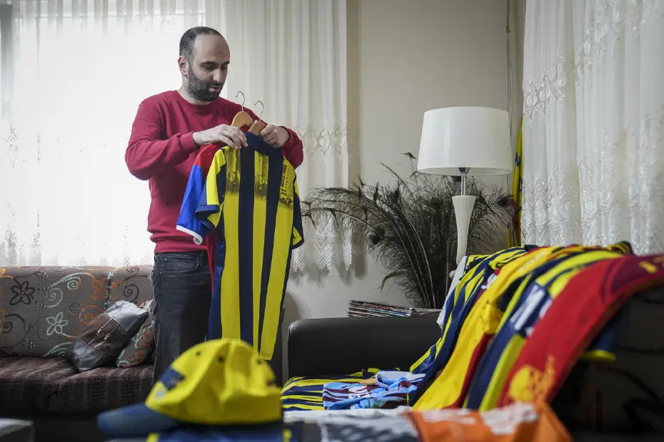 Otizmli gencin futbol sevgisi forma koleksiyonuna dönüştü