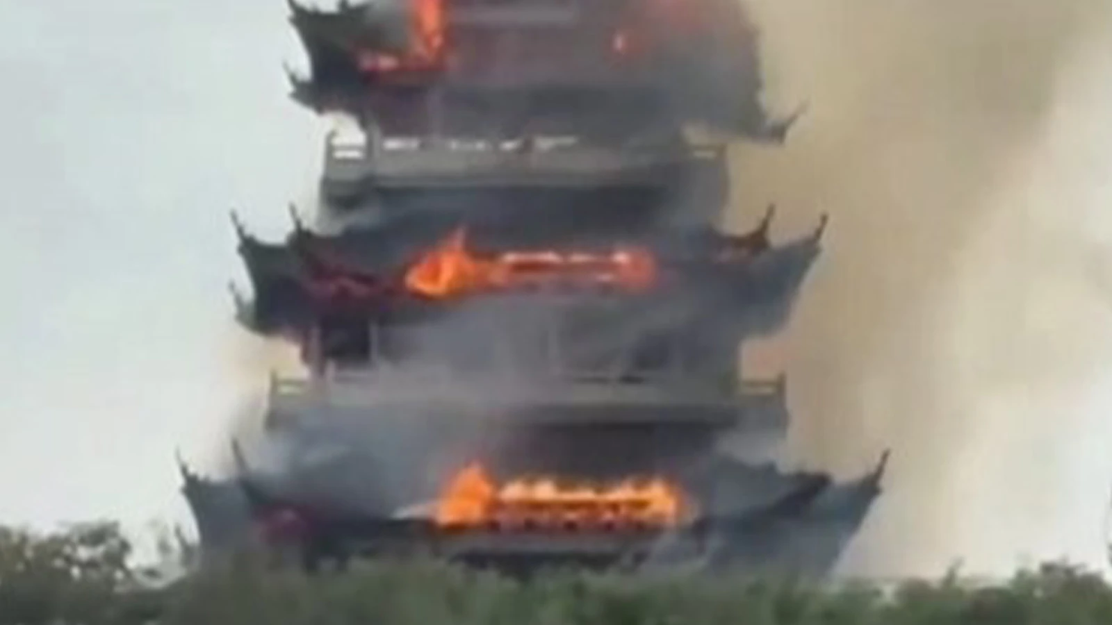 Çin’deki tarihi Yongqing Tapınağı'nda yangın çıktı