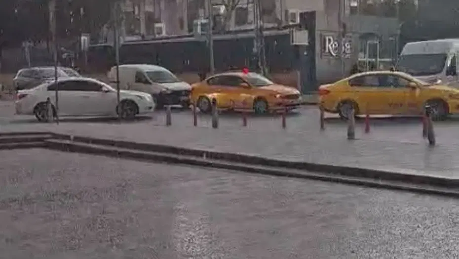 İstanbul'da dolu sürprizi. Dakikalar içinde beyaza döndü