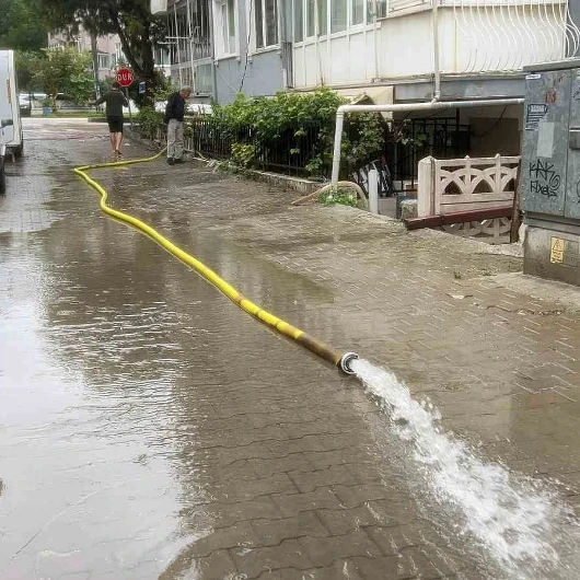 Bursa’da Sağanak Evleri Bastı! 90 Yaşındaki Vatandaş İçin Ekipler Seferber Oldu