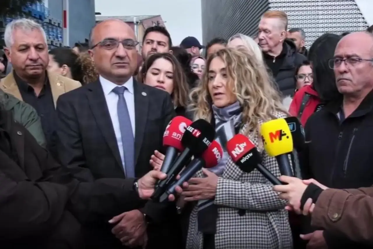 İstanbul Barosu'ndan Halk TV önünde açıklama: Anayasa'ya aykırı bu durumu ve bundan sonra yapılacakları yakından izleyeceğiz