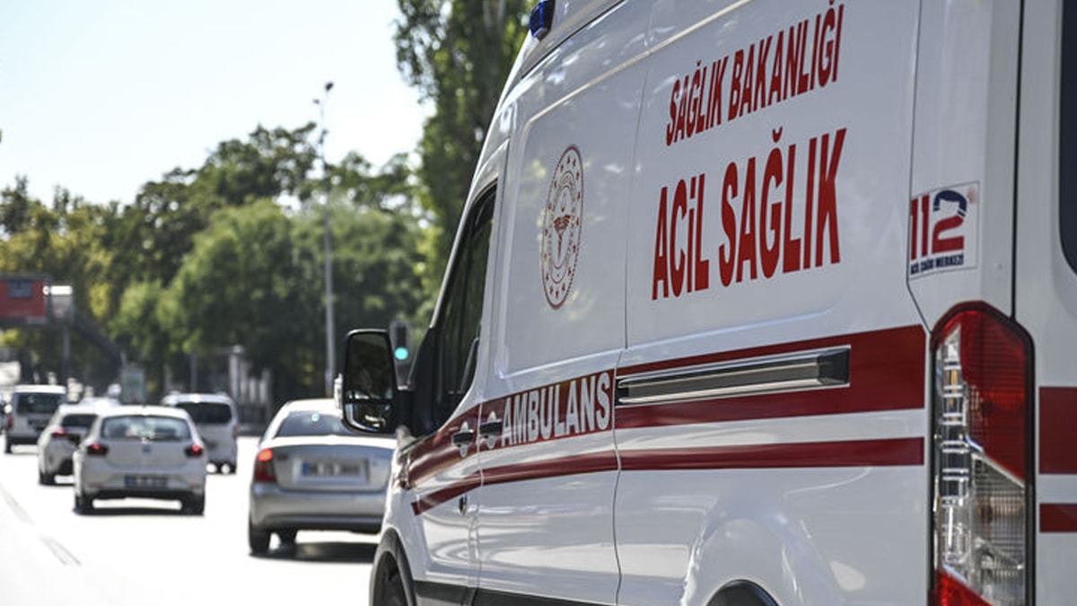 Öğrenci servisiyle otomobil çarpıştı: 9 yaralı