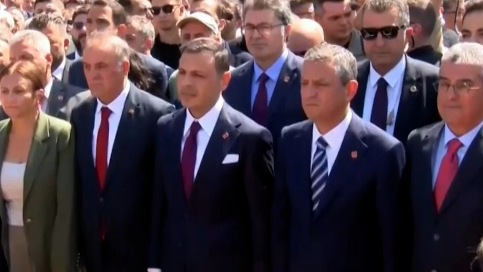 Özgür Özel, Taksim Anıtı'na çelenk bıraktı; Gürsel Tekin gelmedi!