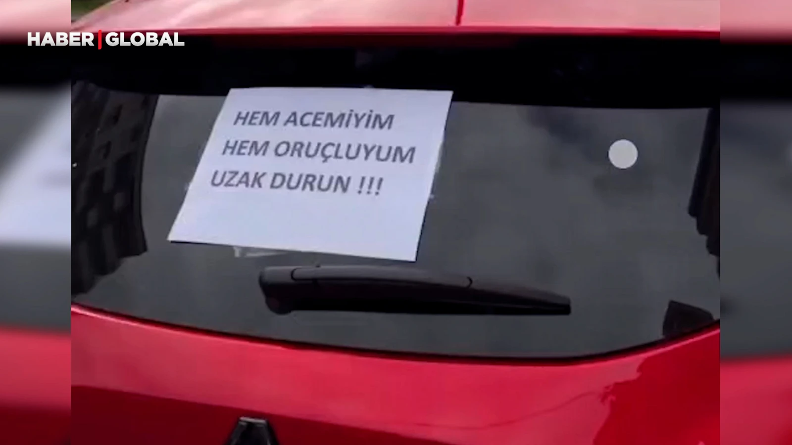 Acemi sürücüden trafikte 'ilginç' önlem okuyanları güldürdü