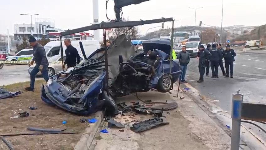 Minibüs ile otomobil çarpıştı: Ölü ve yaralılar var