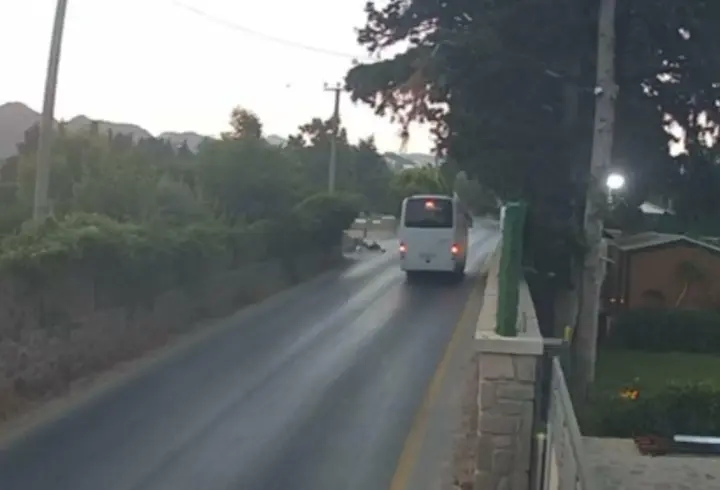Çöp konteynerine çarpan motosikletin sürücüsü öldü; kaza kamerada