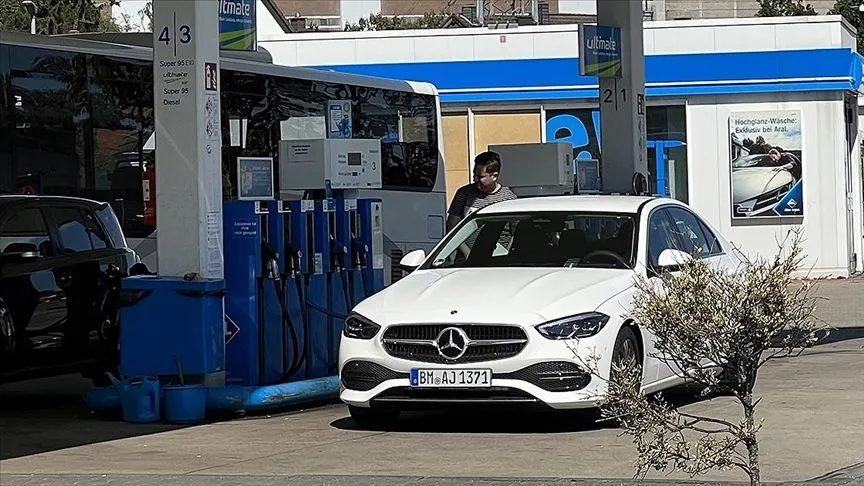 Almanlar araçlarına daha ucuz yakıt almak için Polonya’ya gidiyor