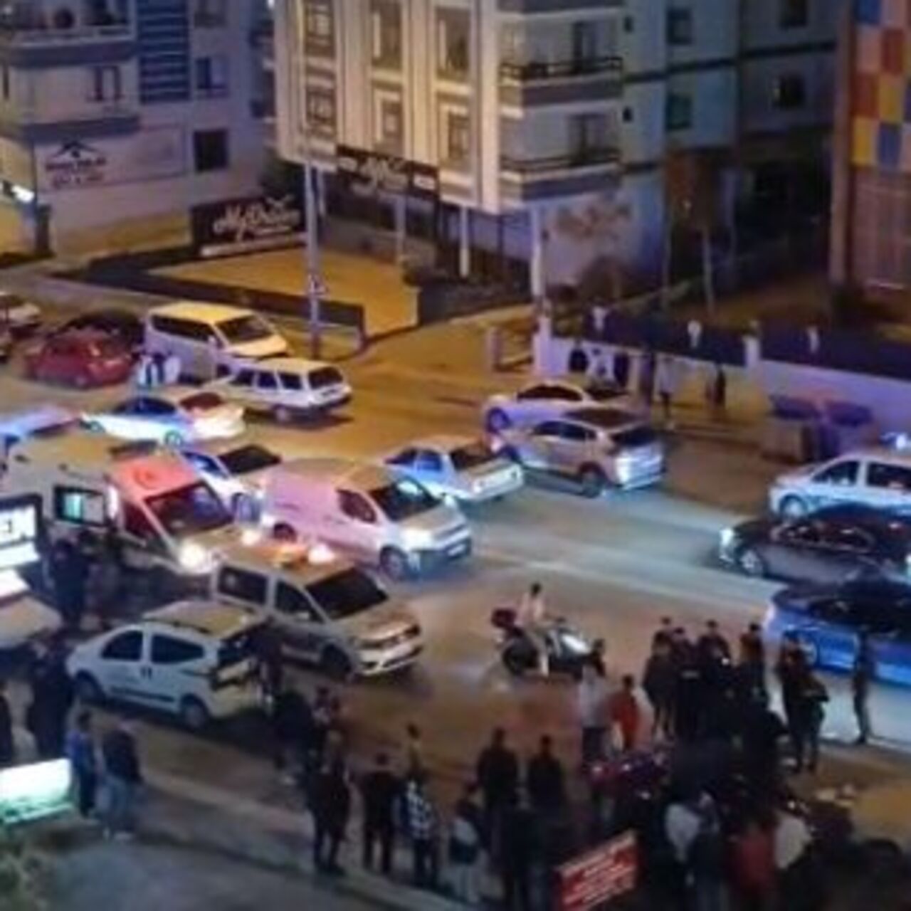 Otomobili taşlanan sürücü bir kişiyi ezdi! O anlar kamerada