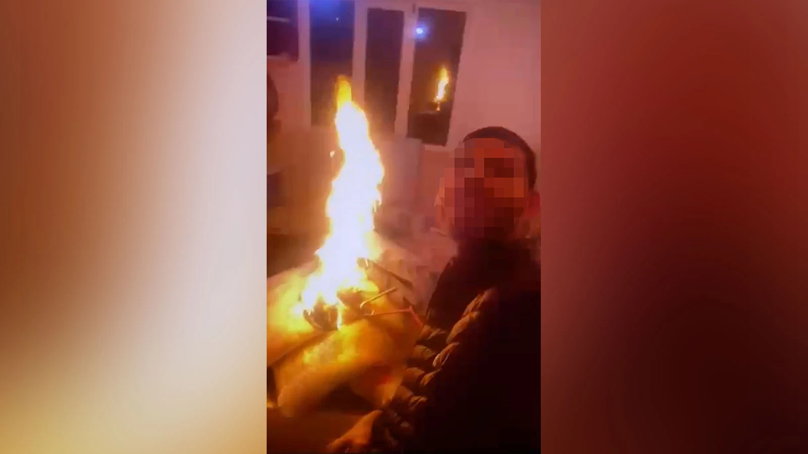 Antalya'da erkek vahşeti: Annesi ile yaşadığı evi yakıp canlı yayın açtı