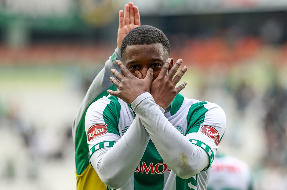Konyaspor geriden gelerek 3 puanı aldı: Stoper Bazoer maça damga vurdu