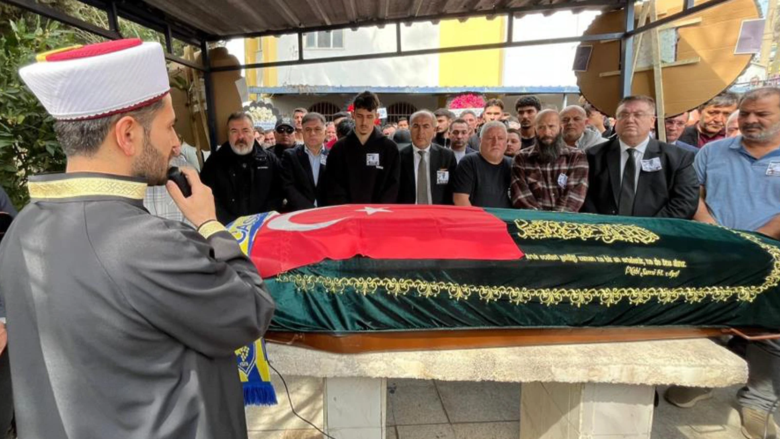 İzmir'de öldürülen taksi şoförü son yolculuğuna uğurlandı
