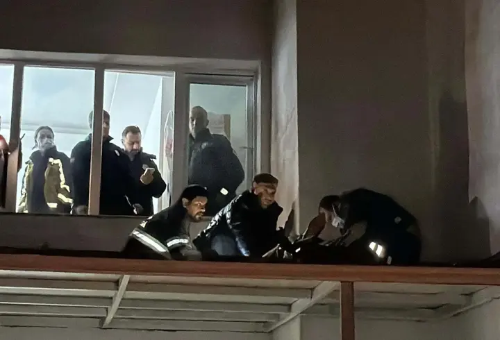 8'inci katın balkonundan yan binanın tentesine düşüp yaralandı