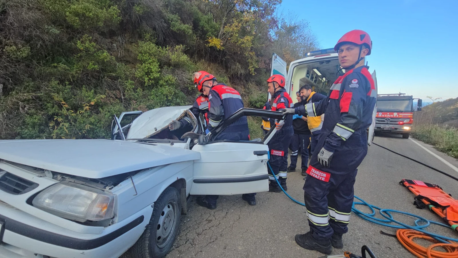 Seyir halindeki otomobilin üzerine kaya düştü; yaralılar var