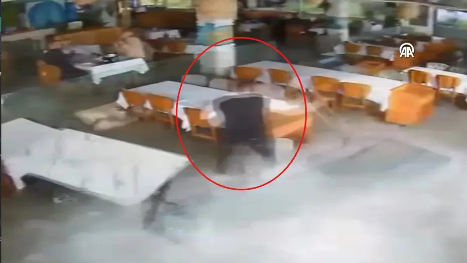 Dev dalgaların restorana verdiği hasar kamerada