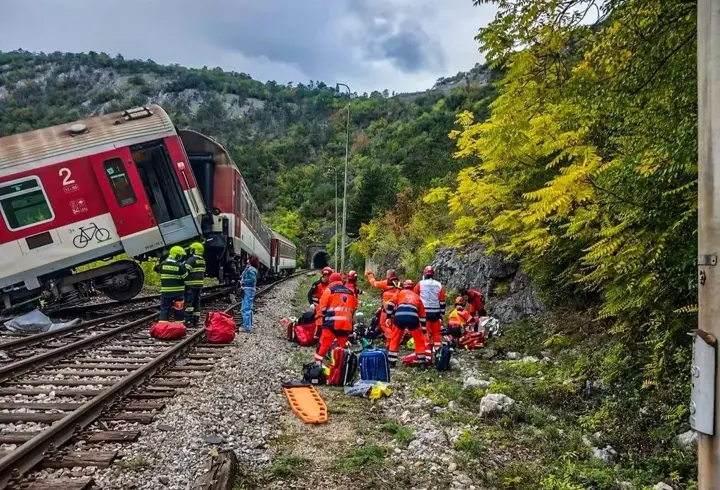 Slovakya'da iki tren çarpıştı! 2'si ağır 20 kişi yaralandı