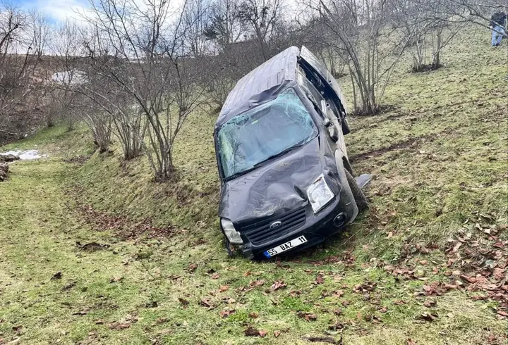 Hafif ticari araç, fındık bahçesine yuvarlandı: 1 ölü, 2 yaralı