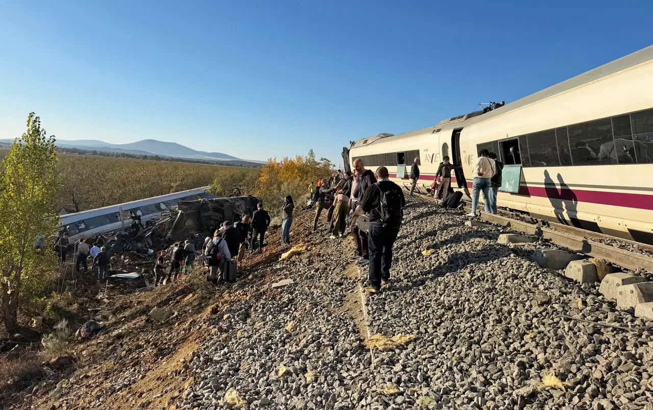 İspanya'da İki Hızlı Tren Çarpıştı: En Az 10 Kişi Hayatını Kaybetti, Seferler Durduruldu