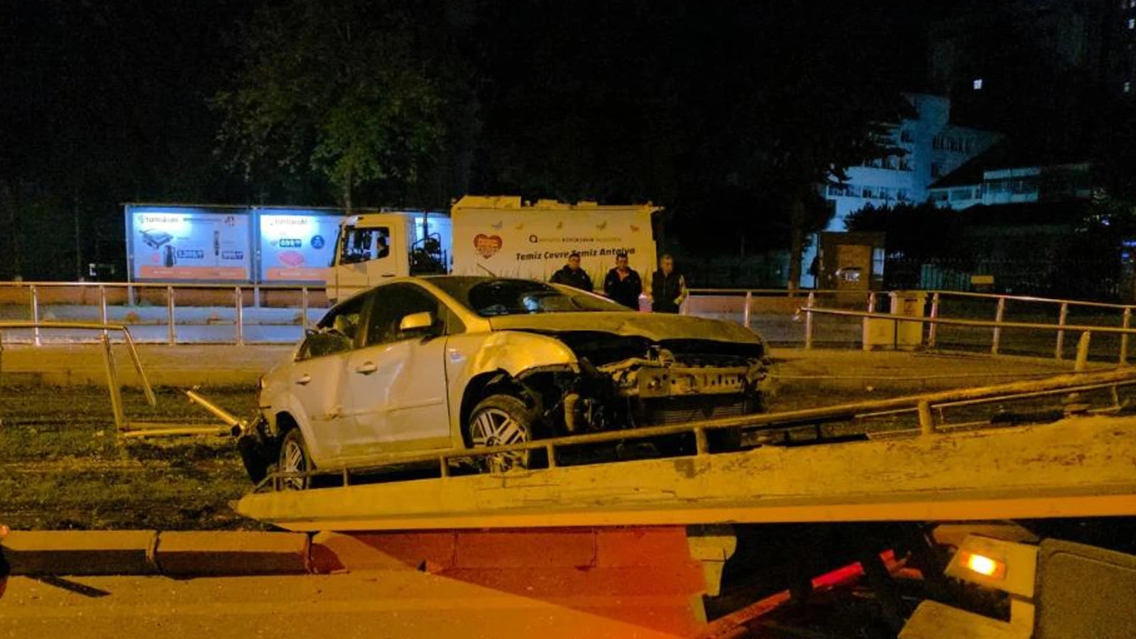 Yer: Antalya! Alkollü sürücü tramvay durağına daldı