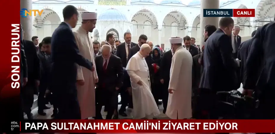 Papa, Sultanahmet Camii'nde. Ayakkabı detayı dikkat çekti