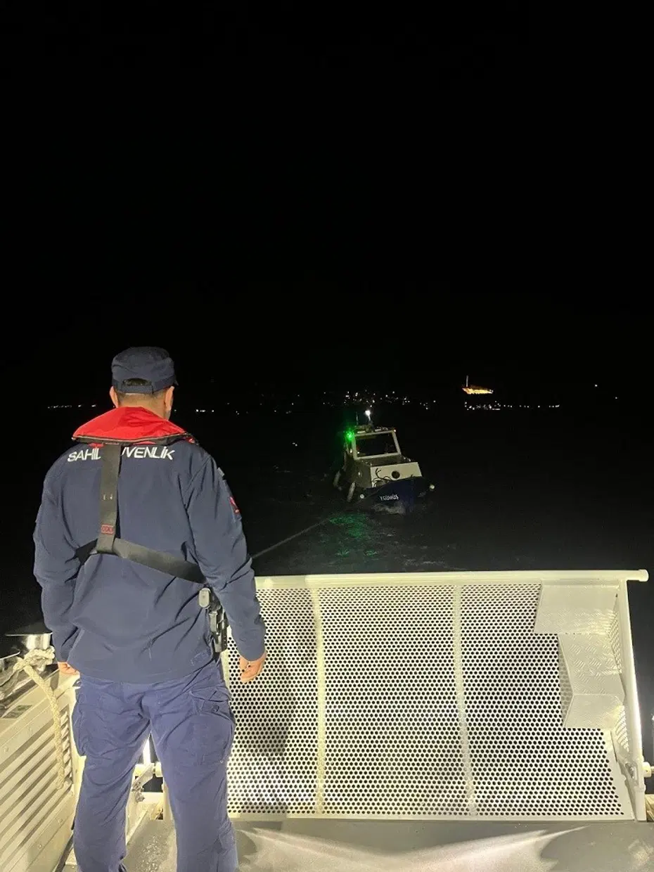 Çanakkale Boğazı'nda tekne sürüklendi. Üç kişi kurtarıldı