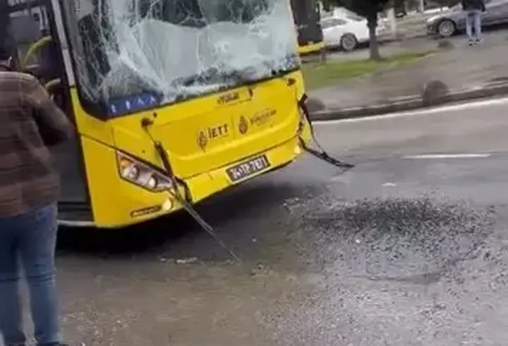 Sancaktepe'de 2 İETT otobüsü çarpıştı: Yaralılar var