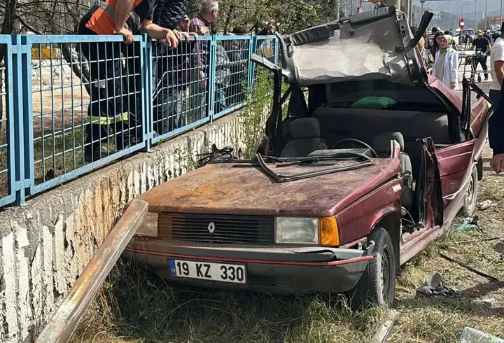 Amasya’da otomobil reklam panosuna çarptı: 5 yaralı