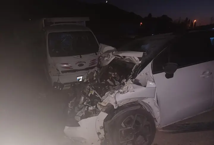 Ankara’da otomobil ile kamyonet çarpıştı: 6 yaralı