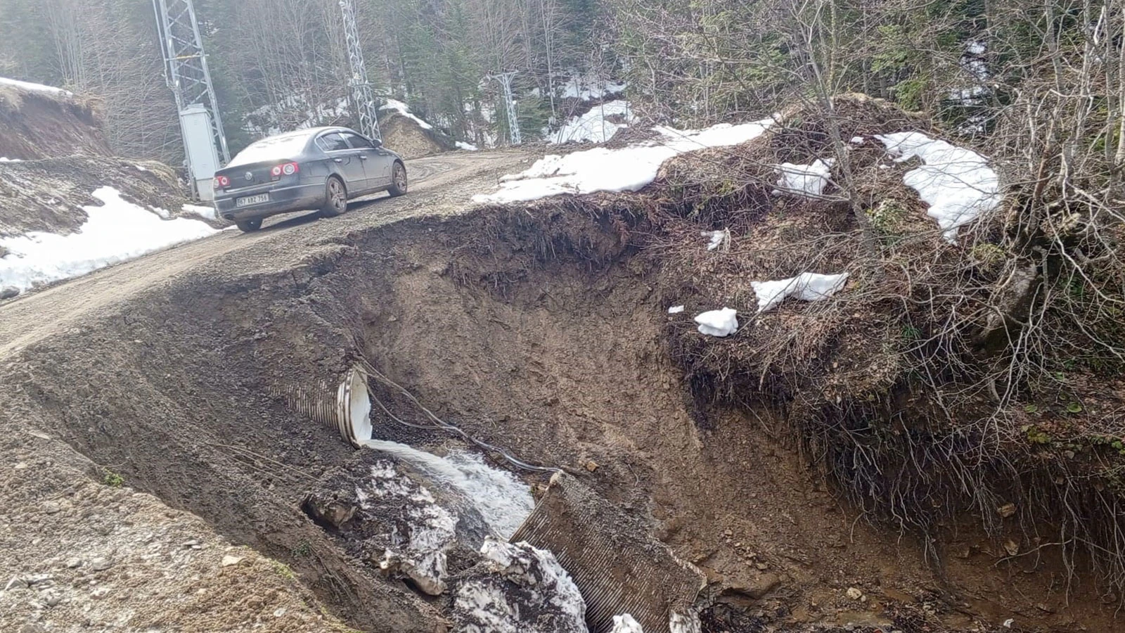 Kastamonu’da meydana gelen heyelanın ardından yol çöktü