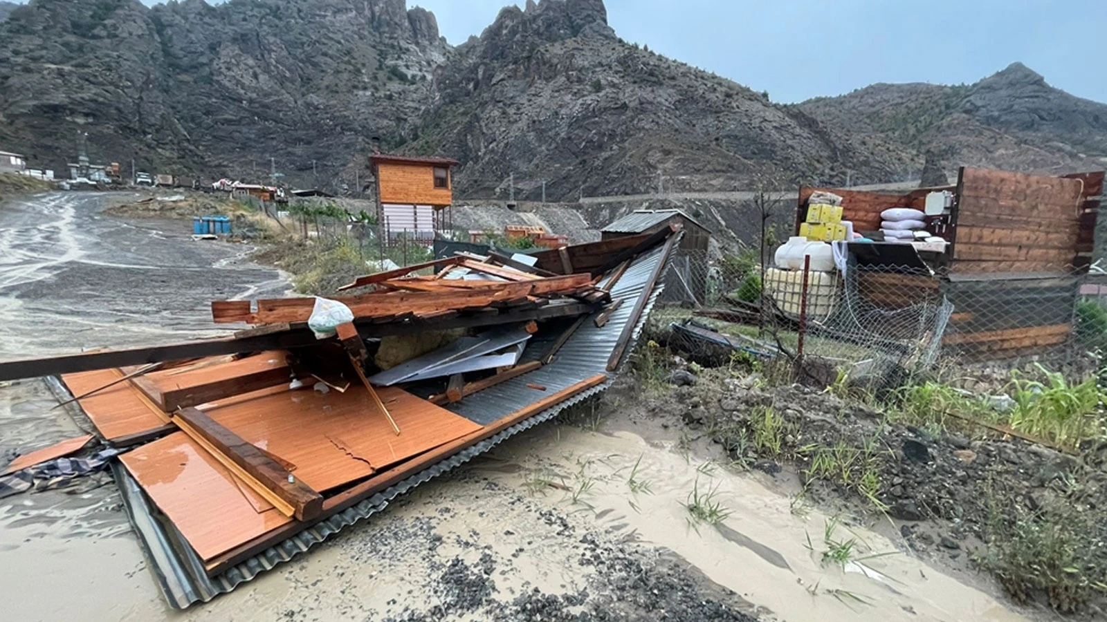Artvin fırtınaya teslim oldu: Çatılar uçtu, masalar savruldu