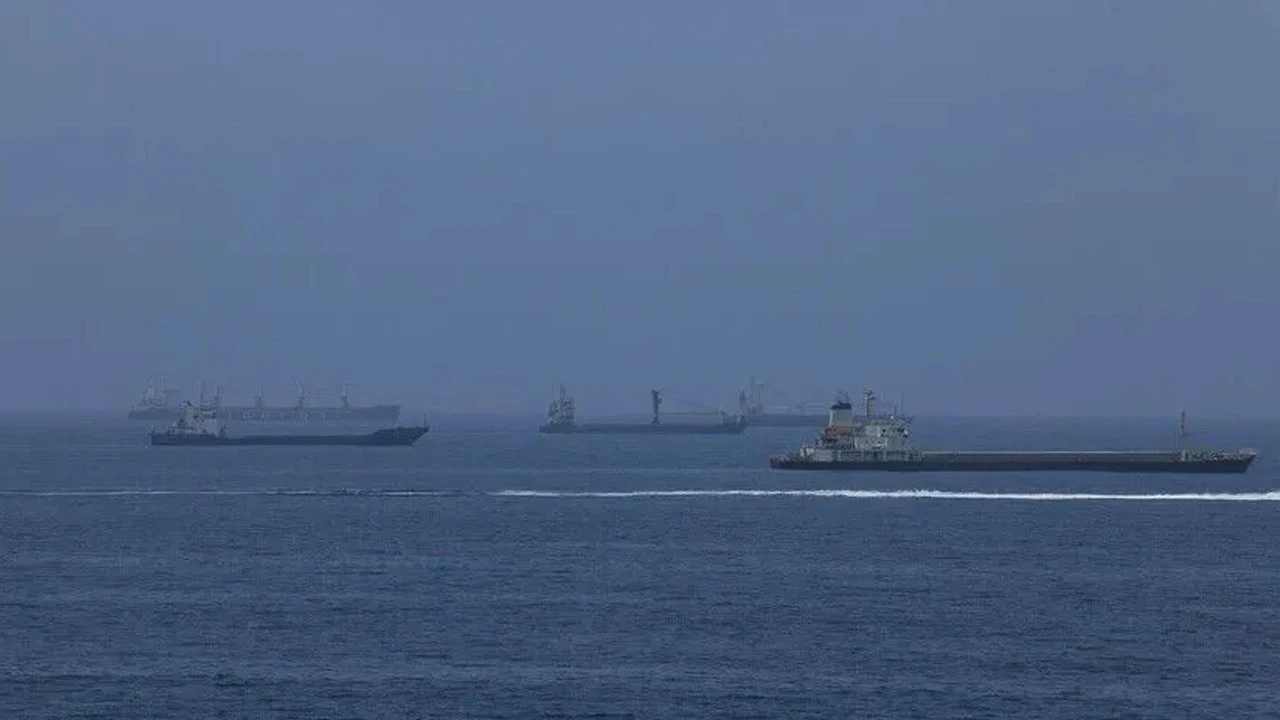 UKMTO duyurdu: Hürmüz Boğazı'ndan geçen bir tanker vuruldu