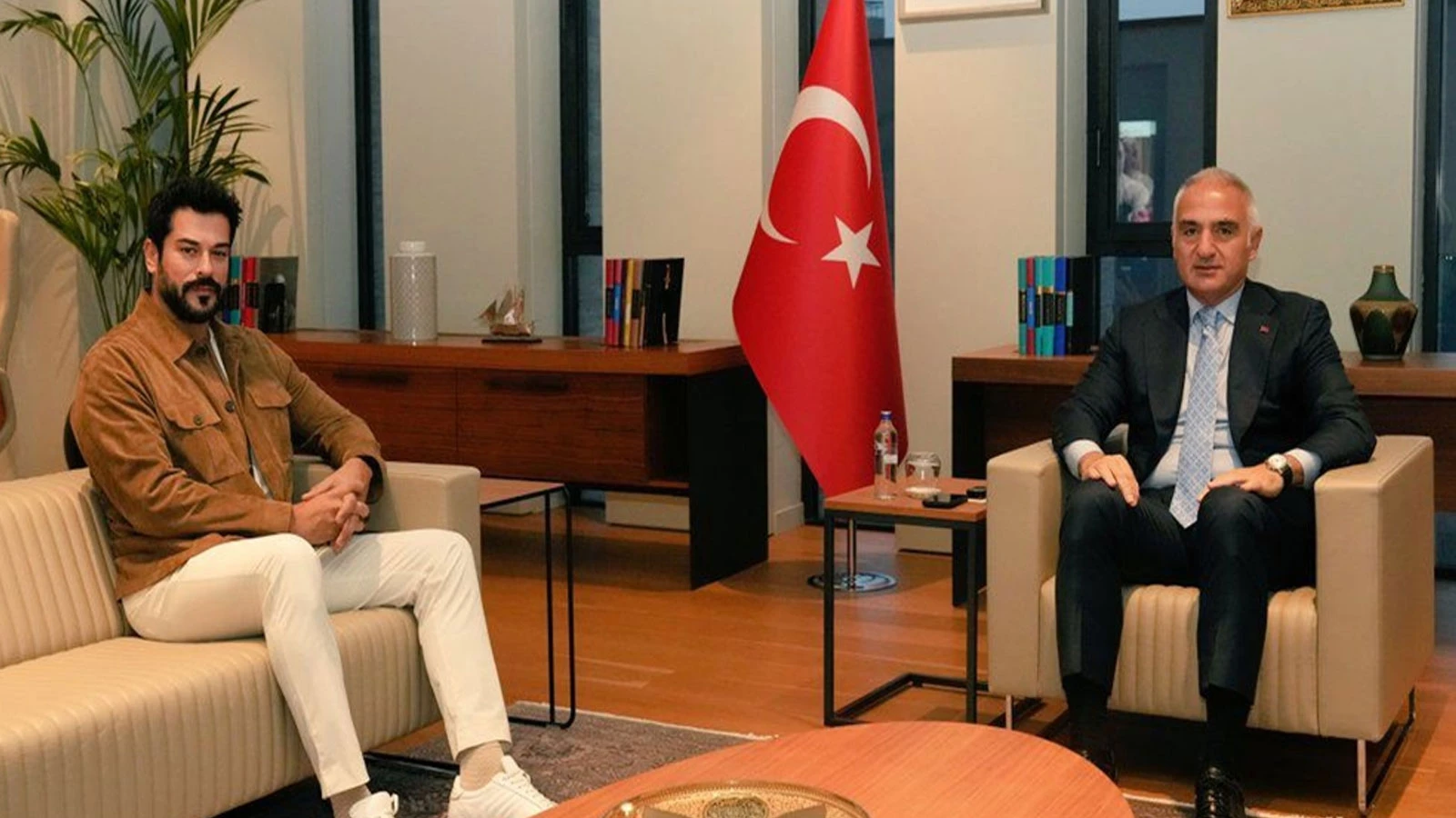 Ünlü oyuncu Burak Özçivit’ten Bakan Ersoy'a ziyaret