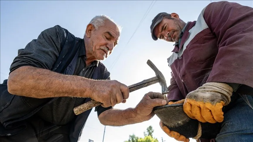 Nalbant aile, köyleri gezerek atları hasada hazırlıyor