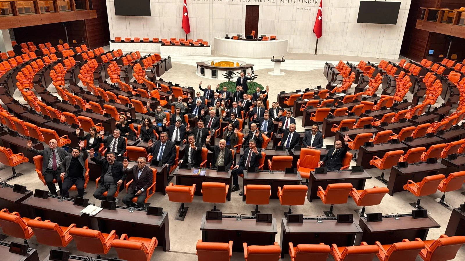 Özgür Özel'den CHP'nin TBMM'deki 'Emekli Nöbeti'ne destek