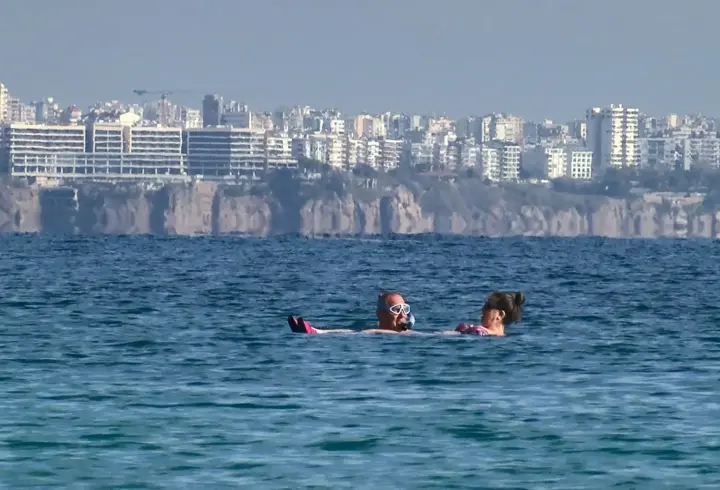 Kar altındaki Türkiye’de Antalya sahilleri yazdan kalma günler yaşadı