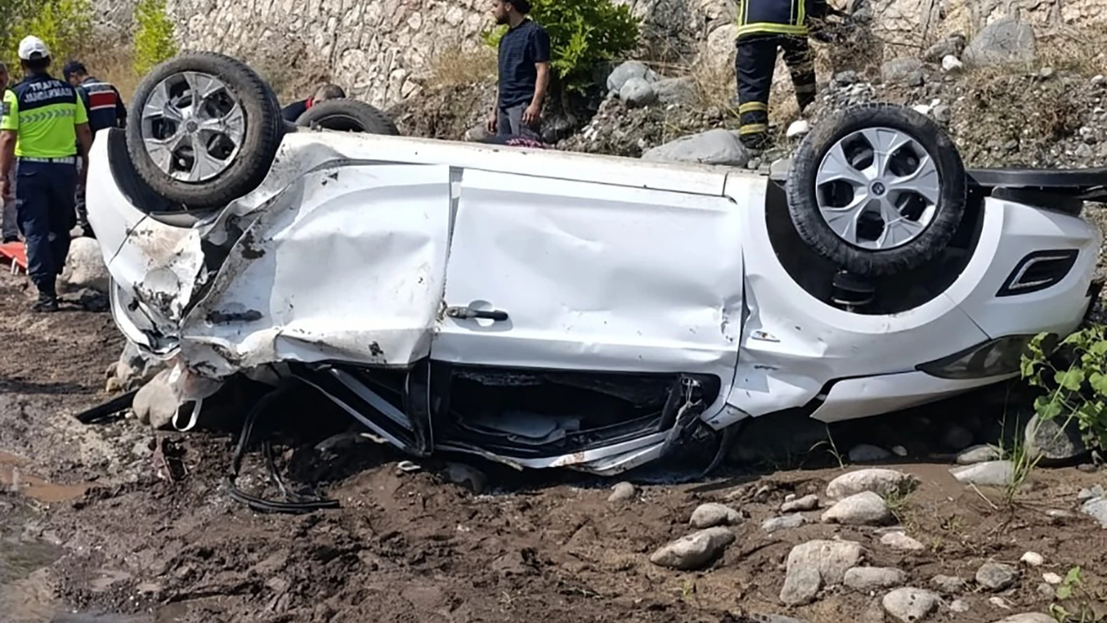 Adana’da feci kaza! Otomobil dereye uçtu: 2 kişi hayatını kaybetti