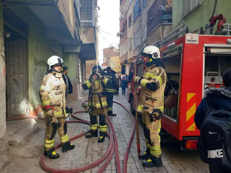 Diyarbakır'da beş katlı binada yangın: 13 kişi dumandan etkilendi