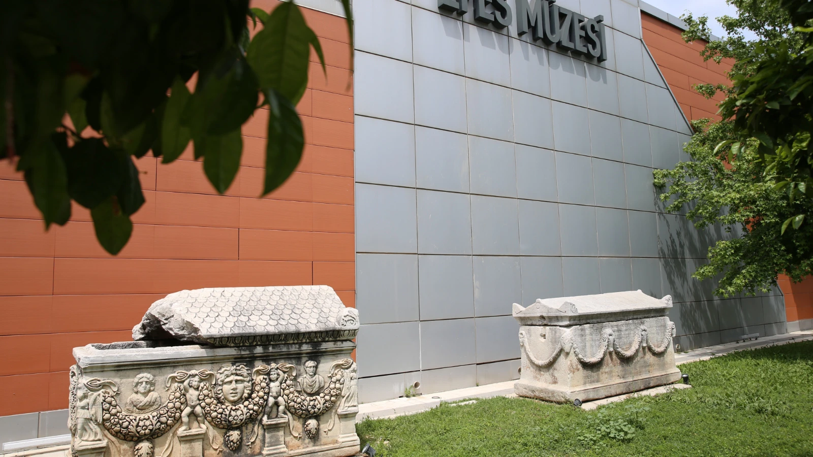 Efes Müzesi 3500 yıllık tarihsel sürece ışık tutuyor