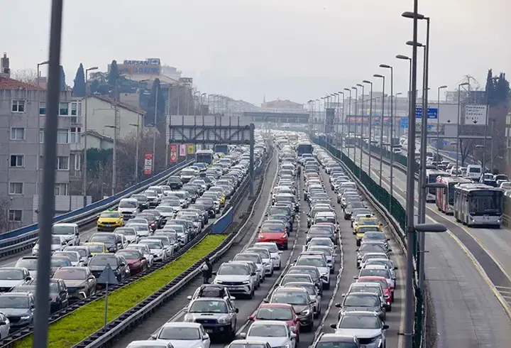 İstanbul'da depremlerin ardından trafik yoğunluğu yaşanıyor