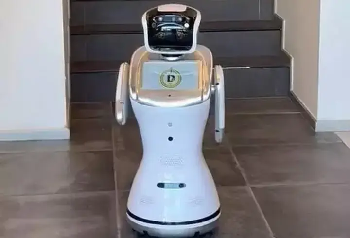 Demirören Medya ve Teknoloji Lisesi'nde robotla tanıtım dönemi
