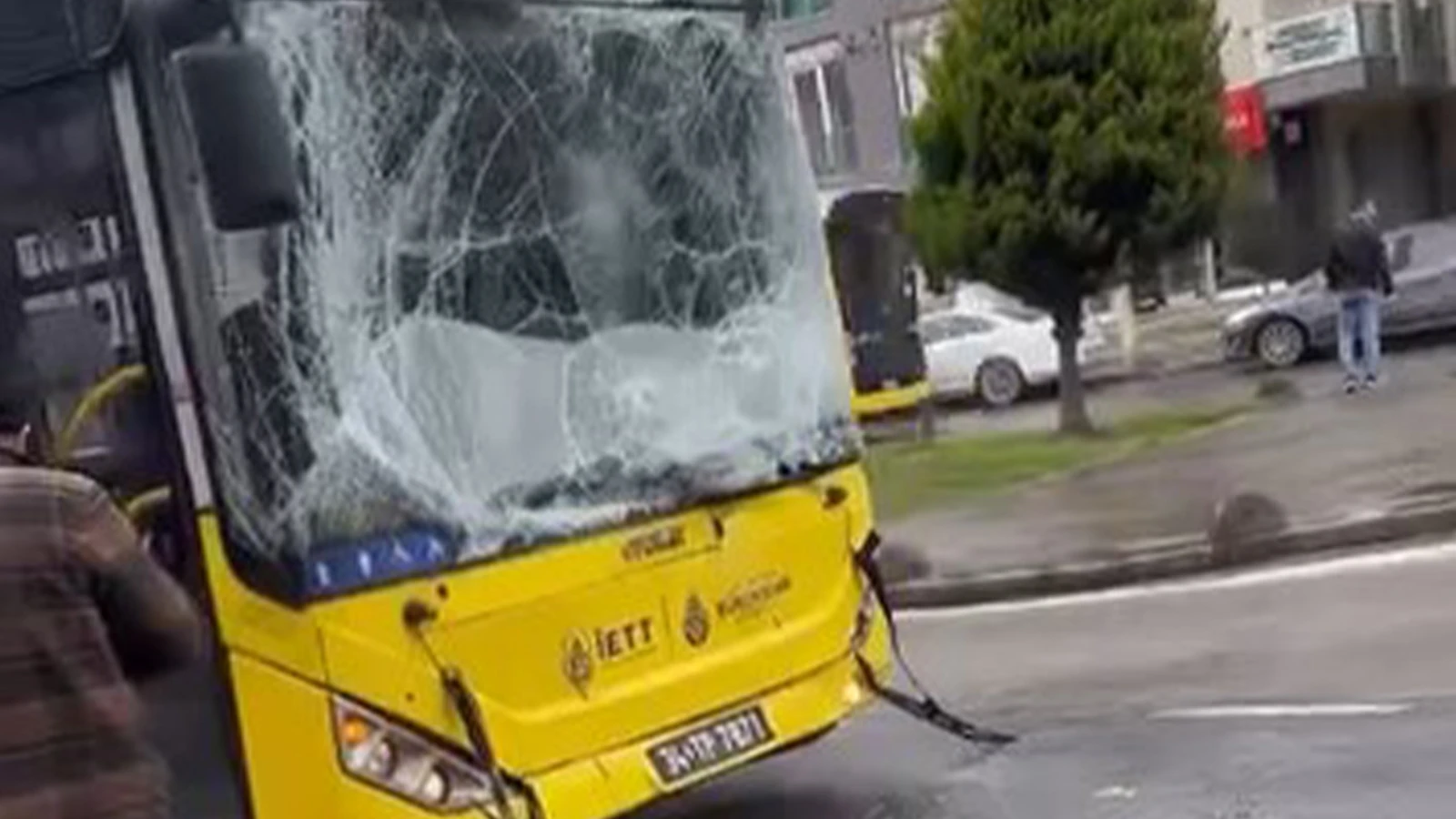 Sancaktepe'de 2 İETT otobüsü çarpıştı: Yaralılar var