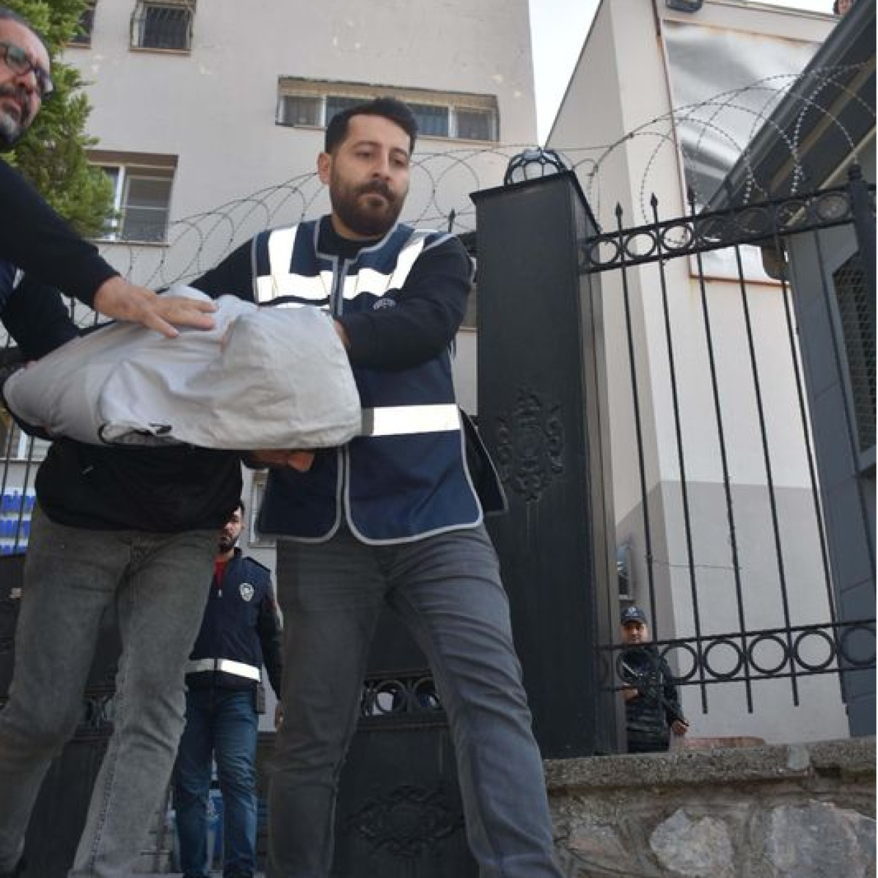 Çocuğunun boğazına bıçak dayadı! Tahliye kararına itiraz!