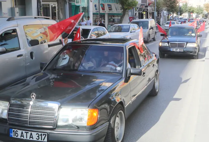 Burdur'da klasik otomobillerden Zafer Bayramı korteji