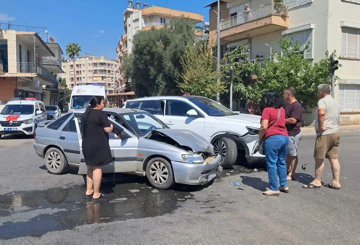 İki otomobilin çarpıştığı kazada 1 kişi yaralandı