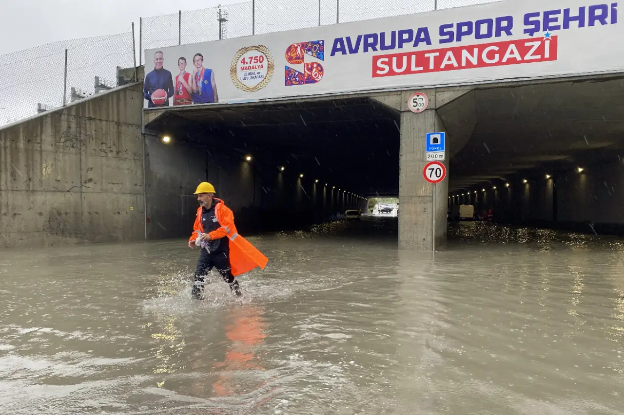 İstanbul'da Sel Nedeniyle Mahsur Kalan 759 Kişi Kurtarıldı