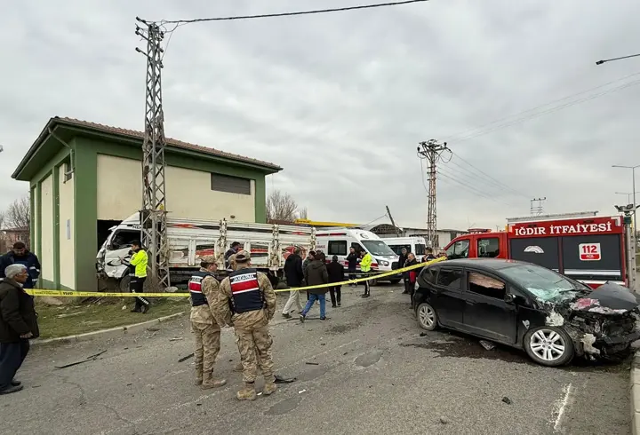 Otomobille çarpışan kamyonet, elektrik trafosunun duvarını yıktı